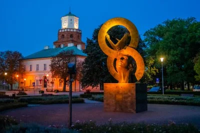 Wieczna miłość w Wieluniu. Rzeźba, która łączy sztukę, kosmos i historię miasta